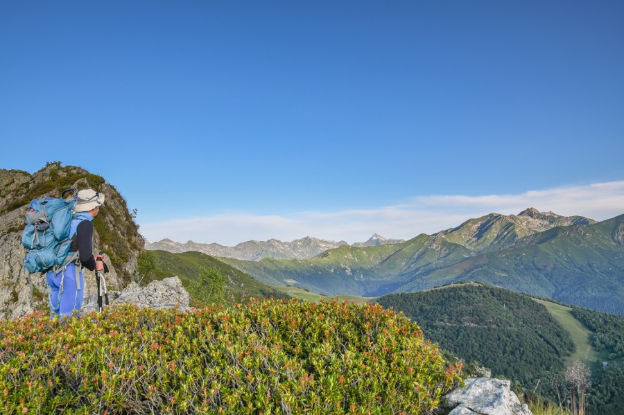 Escursionisti che trascorrono la notte in quota per vedere l'alba