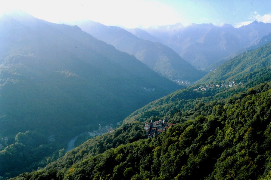 Qui sopra e nella foto grande, vedute di Rosazza. Sotto, una panoramica della valle