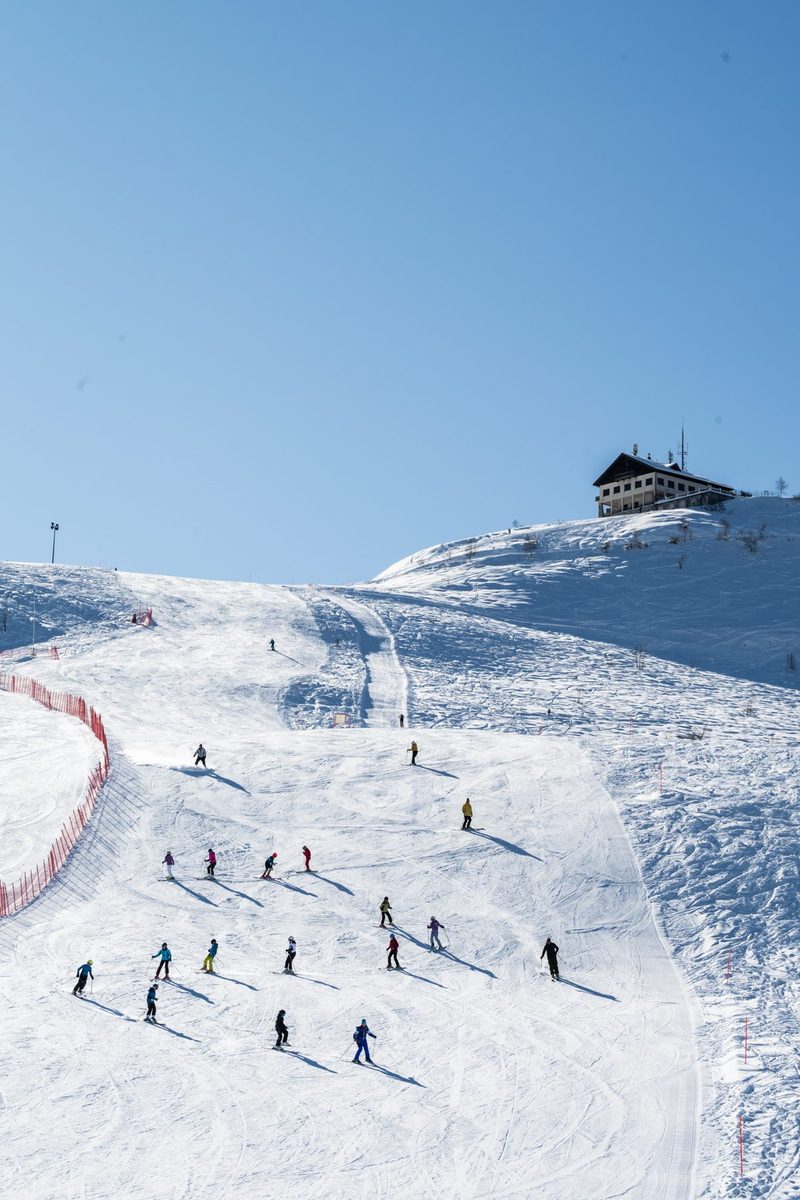 Sciatori in gruppo sulla pista